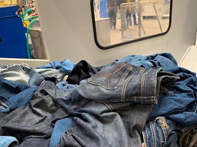 Recyclage des jeans usagés avec boutons pour fabriquer l'isolant Filéco